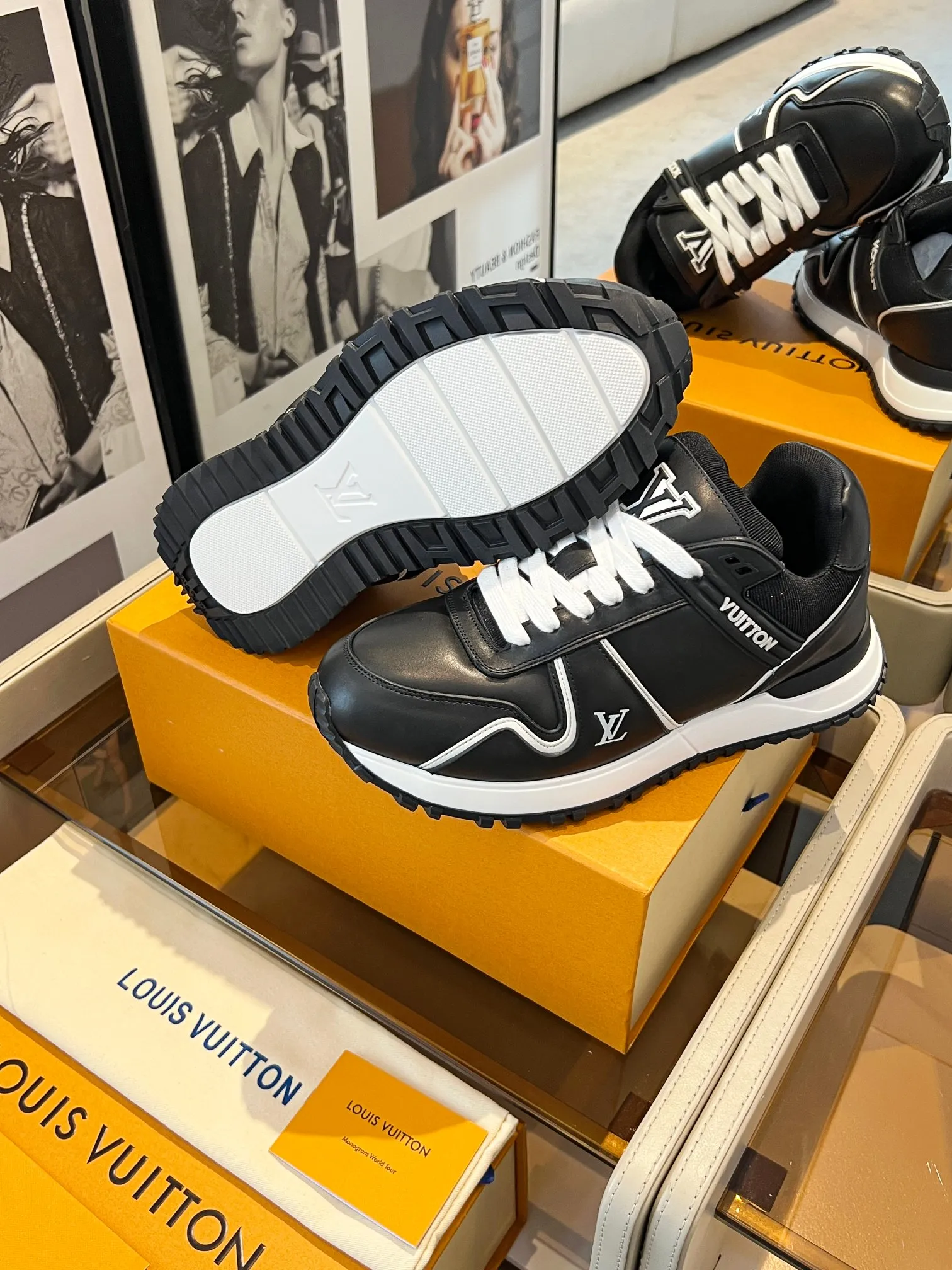 👟👟Ex-factory price 720👟👟 .LV Louis Vuitton's latest model, Phat Ding couple's thick-soled casual sneakers, original 1:1 production. Exquisite packaging at the counter [Celebration] ▪️Fabric: Original customized imported first-layer cowhide ▪️Inner lining: Customized breathable mesh ▪️Outsole: Original open-molded TPU combination outsole ▪️Sole thickness: 3.5CM ▪️Size: Women's 35-42/ Men's 39-46